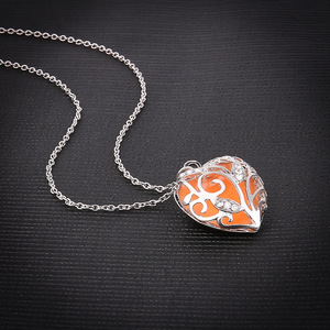 Nouveaux bijoux de collier creux en forme de coeur dans le noir pour femmes - Product Image 2