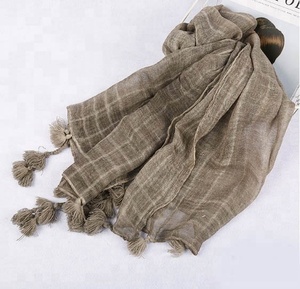 Bufanda a cuadros lavada de mezcla de poliéster y algodón <span class=keywords><strong>con</strong></span> borlas de pompón - Product Image 1