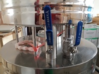 Remplisseuse rotative pour petites bouteilles en plastique de thé vert Machine d'embouteillage de jus Machine d'emballage par gravité pour petites bouteilles de liquide