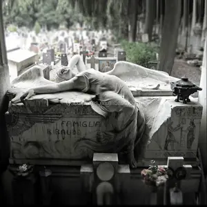 जीवन आकार इटली पत्थर कब्रिस्तान पर शोक में झूठ बोल एन्जिल