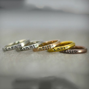 Delicato anello <span class=keywords><strong>con</strong></span> <span class=keywords><strong>nome</strong></span> impilabile anello da uomo in acciaio inossidabile <span class=keywords><strong>con</strong></span> gioielli sottili incisi personalizzati - Product Image 2