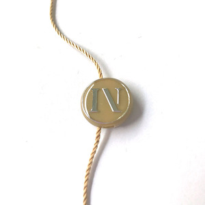 Etiquettes avec logo gaufré personnalisé bon marché écologiques Étiquettes à suspendre pour vêtements Garmetn Vêtements - Product Image 3