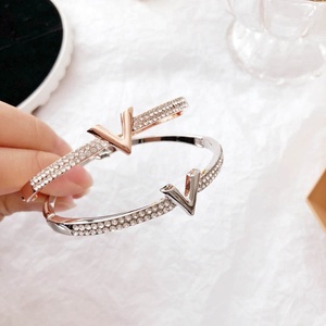 Simple V Lettre Design <span class=keywords><strong>Or</strong></span> Rose Zircon <span class=keywords><strong>Bracelet</strong></span> Bijoux <span class=keywords><strong>bracelet</strong></span> <span class=keywords><strong>jonc</strong></span> Ouvert Femmes - Product Image 5