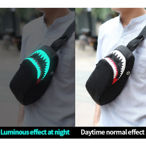 Borsa a Tracolla da Uomo Custom1 con Design Squalo a Bocca Grande, Caratteristiche Luminose e Impermeabili, Stile Cross-body con Porta USB - Product Image 3