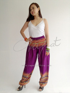 Pantalones de globo informales para mujer con estampado tradicional tailandés - Product Image 1