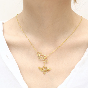 Pendentif animal en <span class=keywords><strong>acier</strong></span> <span class=keywords><strong>inoxydable</strong></span> plaqué or au design unique Collier à chaîne creuse en forme d'abeille nid d'abeille - Product Image 5
