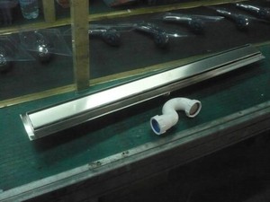 Escurridor de ducha de acero inoxidable de 86 CM de estilo moderno Acabado de espejo Diseño de rejilla clásico para baño Incluye 1 labios de rosca de tubo - Product Image 3