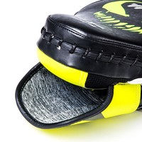 Braço curvo amarelo da boxe com foco, escudo de soco de foco
