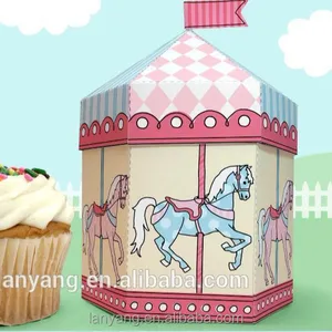 Pastel carrousel-cupcake doos ook houdt cookies en feestartikelen