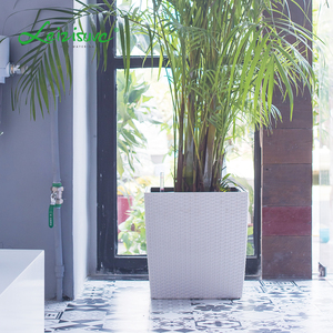 Maceta <span class=keywords><strong>de</strong></span> Plástico Cuadrada Grande con Ruedas, Estilo Ratán, con Autorriego, para Plantas y Flores, Venta al por Mayor <span class=keywords><strong>de</strong></span> Leizisure - Product Image 1