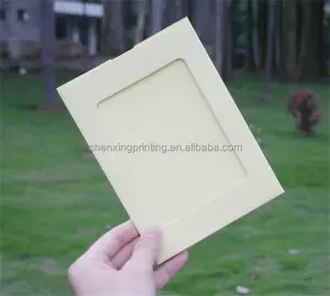Foto molduras de papel reciclável que paira sobre a corda com a braçadeira de madeira