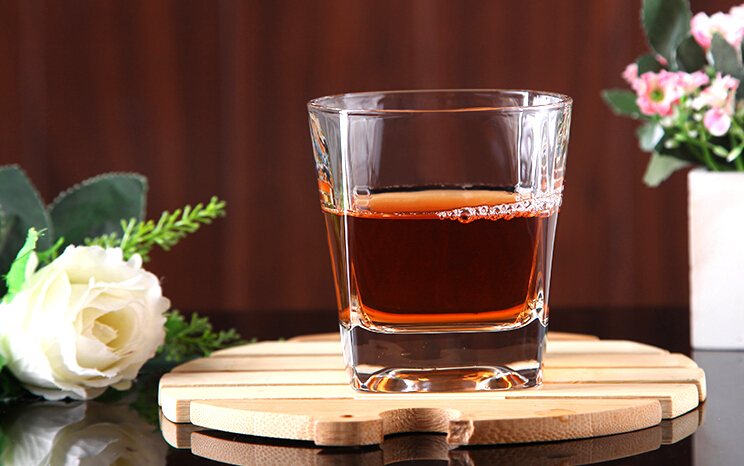 Wholesale stemless wine glass round slanted-bottom whisky glass