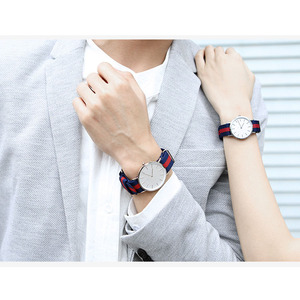 Reloj Minimalista OEM a Precio Económico con Correa de Nailon y Cuero y Correa de Malla de Acero Inoxidable - Product Image 2