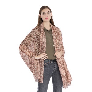 <span class=keywords><strong>Sciarpa</strong></span> da Spiaggia per <span class=keywords><strong>Donna</strong></span> Molto Venduta in Europa, Protezione Solare Estiva, Stampa <span class=keywords><strong>Leopardata</strong></span>, <span class=keywords><strong>Sciarpa</strong></span> in Seta - Product Image 4