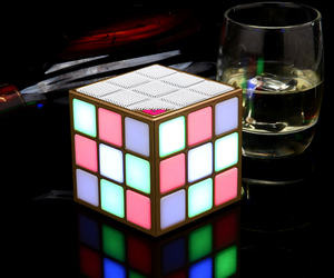 2016 <span class=keywords><strong>Amazon</strong></span> más vendido nuevo gadget cubo mágico linterna LED altavoz bluetooth - Product Image 1