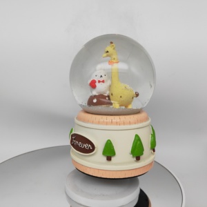 Vente en gros de boules à neige en résine style artificiel sur le thème des animaux et des modèles pour la décoration de la maison inspiré par l'anime et la musique - Product Image 6
