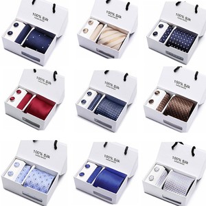 2022 Wedding Man Silk <span class=keywords><strong>Tie</strong></span> Manschetten knopf mit Taschentuch Geschenk <span class=keywords><strong>box</strong></span> Set Custom Strip Fashion Style Polyester Krawatten Krawatten Set <span class=keywords><strong>Box</strong></span> für Männer