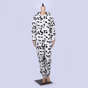 Ultra-Zachte Polyester Koe Capuchon Winterpyjama Onesie Met Geborduurde Rits Voor Unisex Volwassenen - Product Image 1