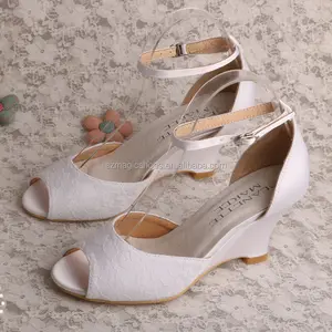 <span class=keywords><strong>Sandali</strong></span> <span class=keywords><strong>con</strong></span> <span class=keywords><strong>zeppa</strong></span> in pizzo e raso personalizzati da <span class=keywords><strong>donna</strong></span> <span class=keywords><strong>bianchi</strong></span> - Product Image 1