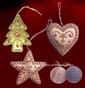 Adornos Colgantes Decorativos de Tela Navideña Hechos a Mano de Alta Calidad con Bordado Zari y Trabajo de Cuentas en Formas Personalizadas - Product Image 1