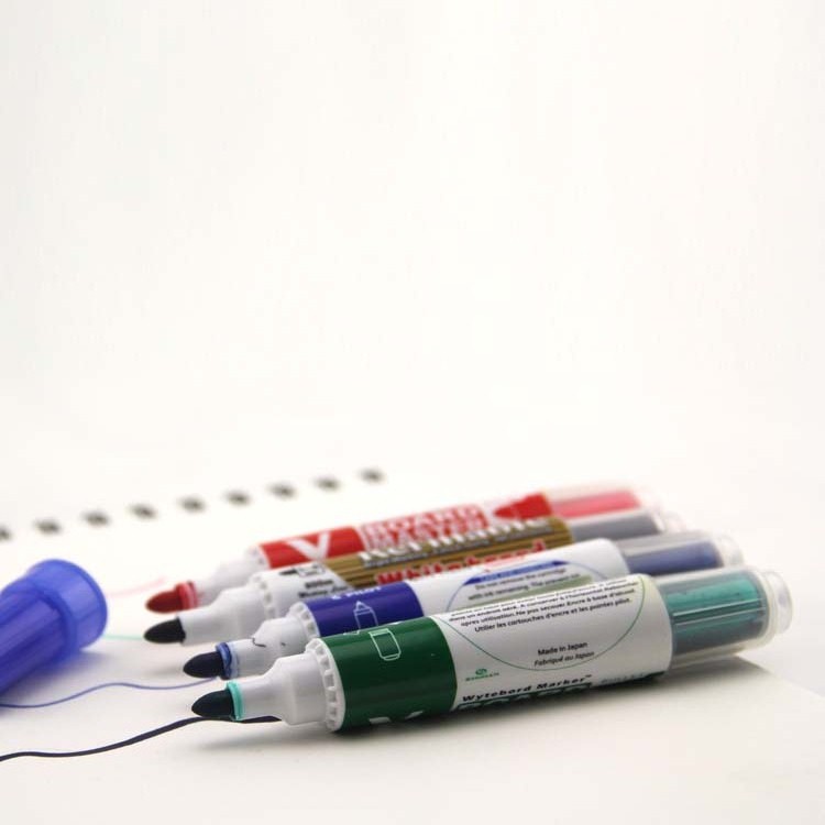 Легко протирайте чернила для заправки маркера белой доски