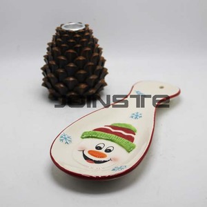 Assiette en céramique en forme de père noël avec caractéristiques faciales détaillées chapeau rouge et expression joyeuse décor de table de vacances - Product Image 6