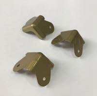 Accessoires de quincaillerie pour valises et flight cases : coins de protection métalliques et supports d'angle droit pour road cases