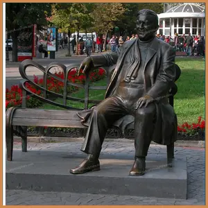 الشرقية معدن البرونز رجل يجلس على مقاعد البدلاء تمثال لتزيين الحديقة