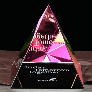 En gros pas cher personnalisé 3D laser cristal pyramide de verre presse-papiers - Product Image 3