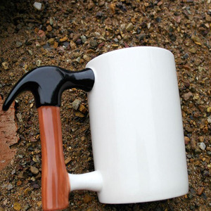 Tasse de luxe en céramique, avec poignée de marteau, drôle - Product Image 1