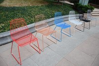 Chaise en fil métallique moderne et colorée pour l'extérieur