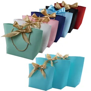 China suppliers Luxury Christmas Paper Gift Carrier Bag Wholesale