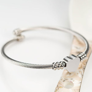 Marlary venta al por mayor diseño Simple hecho a mano Acero inoxidable brazalete de alambre corazón encanto grabado pulsera - Product Image 4
