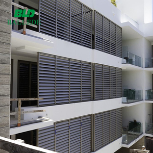 Brise-soleil vertical motorisé en aluminium à lamelles - Product Image 1
