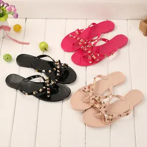 Sandal Wanita Modis Sepatu Jelly Datar Busur V Sandal Jepit Stud Sepatu Pantai Musim Panas Paku Keling Sandal Thong Sandal Nude