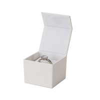 Boîte à bague simple en cuir PU blanc avec aimant – Offre spéciale