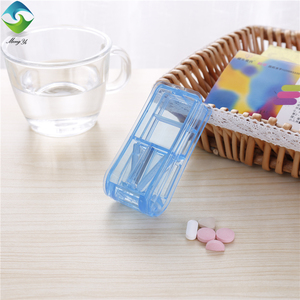 Dispenser portatile per pillole da viaggio con tagliapillole integrato in acciaio inossidabile e plastica - Product Image 2