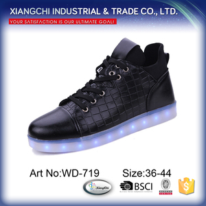 Moda <span class=keywords><strong>hombre</strong></span> Negro Color <span class=keywords><strong>de</strong></span> La Batería Operado Llevó la Luz <span class=keywords><strong>de</strong></span> Zapatos para Adultos - Product Image 3
