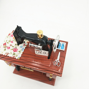 Caja Musical Decorativa <span class=keywords><strong>de</strong></span> Plástico con Diseño <span class=keywords><strong>de</strong></span> Máquina <span class=keywords><strong>de</strong></span> Coser <span class=keywords><strong>Vintage</strong></span> - Product Image 3