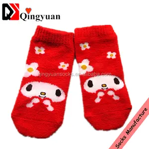 Beliebtes Design bequeme Baumwolle Hello Kitty Cartoon Fleece Seite Samt Strumpfwaren weibliche Winterschlaf Boden Rohr Socken