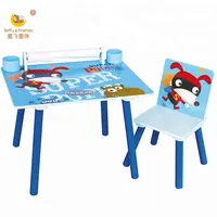 Per bambini in legno di studio scrivania e sedia set tavolo e sedia con rotolo di carta e la tazza