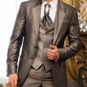 Lo sposo elegante indossa uno <span class=keywords><strong>smoking</strong></span> con risvolto a visiera/abito da sposa da <span class=keywords><strong>uomo</strong></span>/Set 3 pezzi da <span class=keywords><strong>uomo</strong></span> (giacca + pantaloni + gilet) - Product Image 1