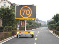 Affichage de signalisation variable (VMS) à 5 couleurs, programmable sur site, avec connexion Wi-Fi et télécommande Optraffic, pour le contrôle du trafic routier.
