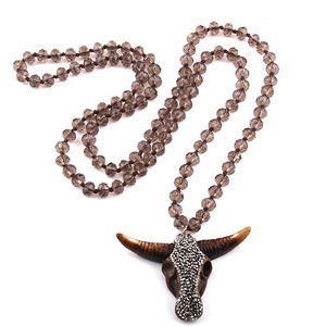 Collar de Moda para Mujer con Colgante de Calavera y Cuerno de Toro, con Cristales Negros de 8mm, Cristal Pavé y Resina - Product Image 6
