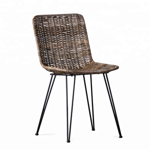 Chaise de salle à manger en rotin tressé avec pieds en métal <span class=keywords><strong>noir</strong></span>, nouveau design pour l'extérieur - Product Image 1