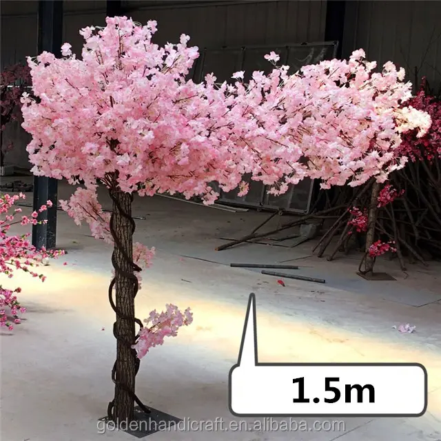 장식 큰 벚꽃 나무