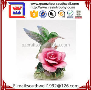 Colibrí con Rosa Musical Estatuilla - Product Image 1