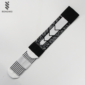 Salida de fábrica al por mayor antideslizante de fútbol de blanco y negro, calcetines de los hombres - Product Image 6