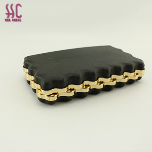 Qualité garantie <span class=keywords><strong>prix</strong></span> correct vague forme sac à main <span class=keywords><strong>en</strong></span> métal avec boîte <span class=keywords><strong>en</strong></span> plastique noire - Product Image 1
