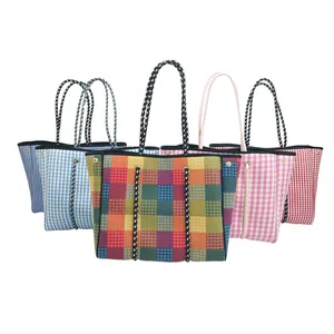 Bolso de playa de neopreno de alta calidad <span class=keywords><strong>para</strong></span> mujer con cierre de botón magnético de estilo personalizado con paneles y forro de lona - Product Image 1